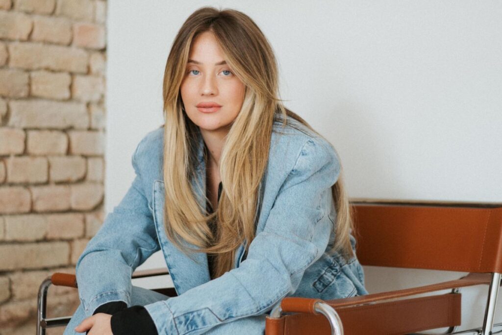 Izabel Kovacic schaut in die Kamera