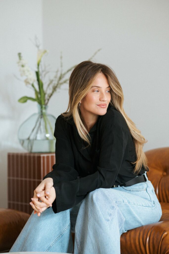 Izabel Kovacic schaut zur Seite