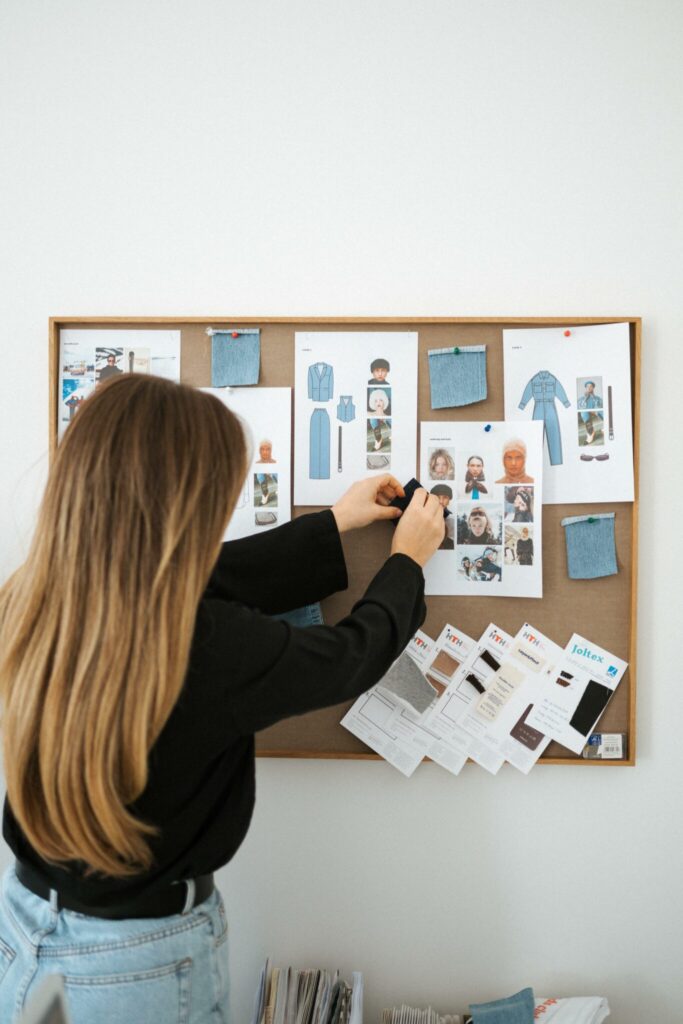 Izabel Kovacic pinnt etwas an die Wand